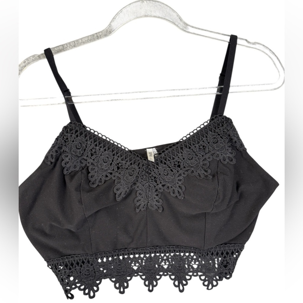 Mudd black halter top crochet detail size XL preowned festival boho